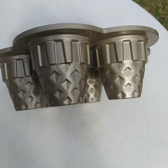 Nordic Ware Ice Cream Cone Cupcake Pan 4.5 Cups - Picture 2 of 7